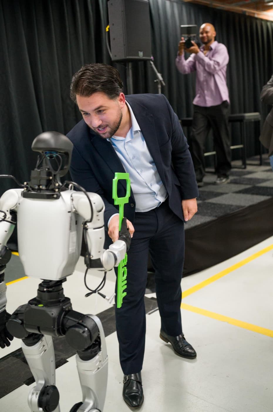 Alderman face to face with a humanoid, exchanging the green MICS key on the opening floor