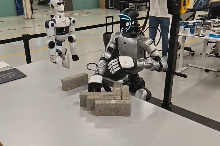 Humanoid pakt straatstenen op tijdens een teleoperatie-test voor Dura Vermeer op de HAC-werkvloer
