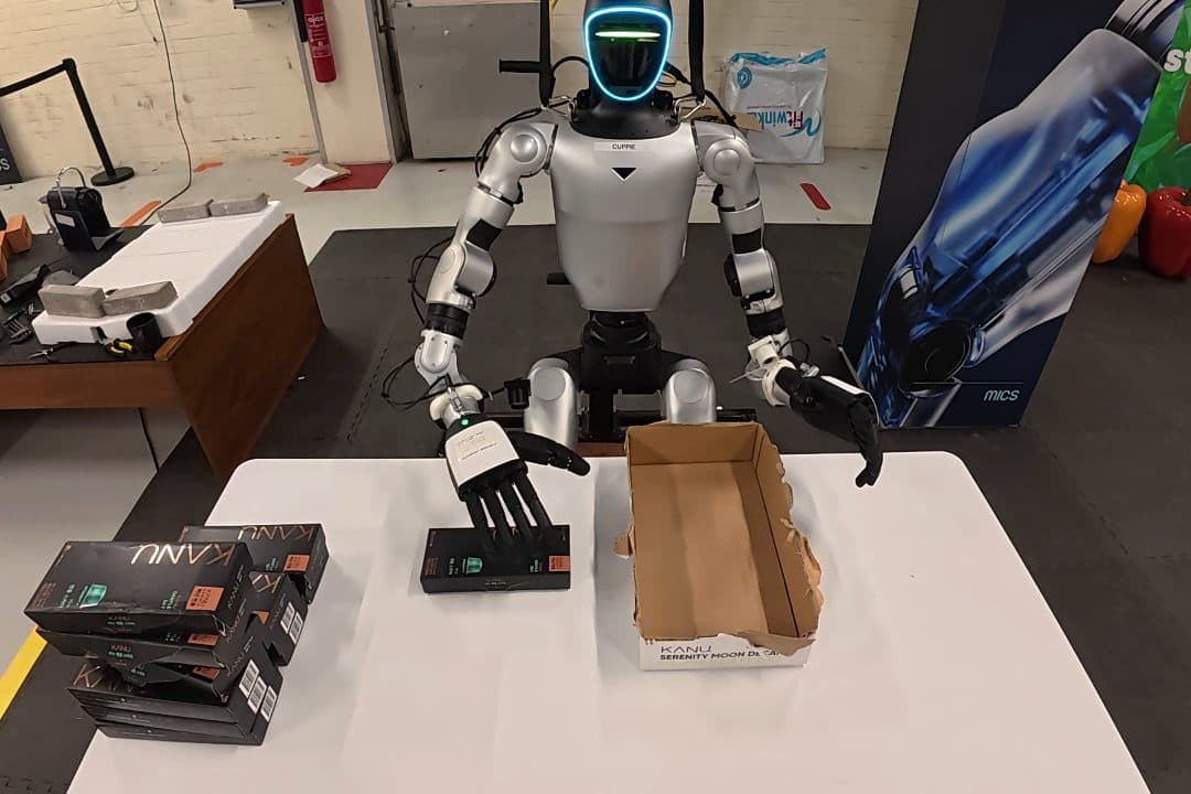 Humanoid pakt producten in een doos tijdens een Euro Caps-test op de HAC-werkvloer